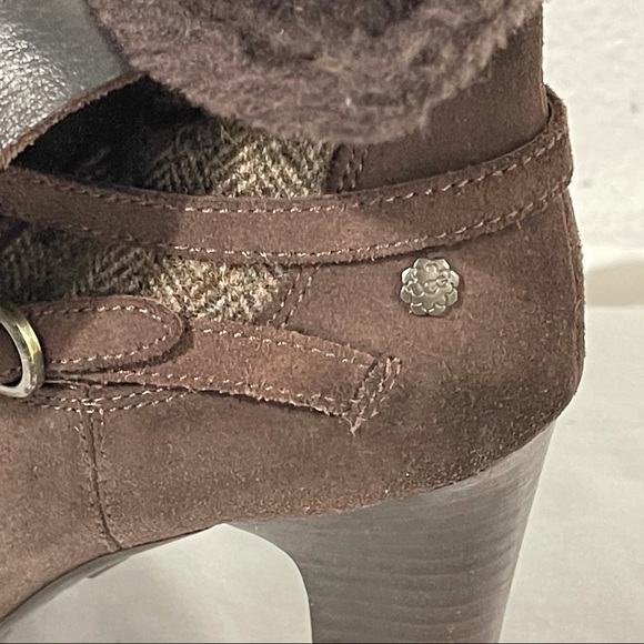 UGG leather suede buckle heels booties boots 7W - Picture 6 of 9